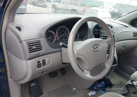 2004 Toyota Sienna Le z USA, uszkodzony, nr VIN 5TDZA23C54S215785